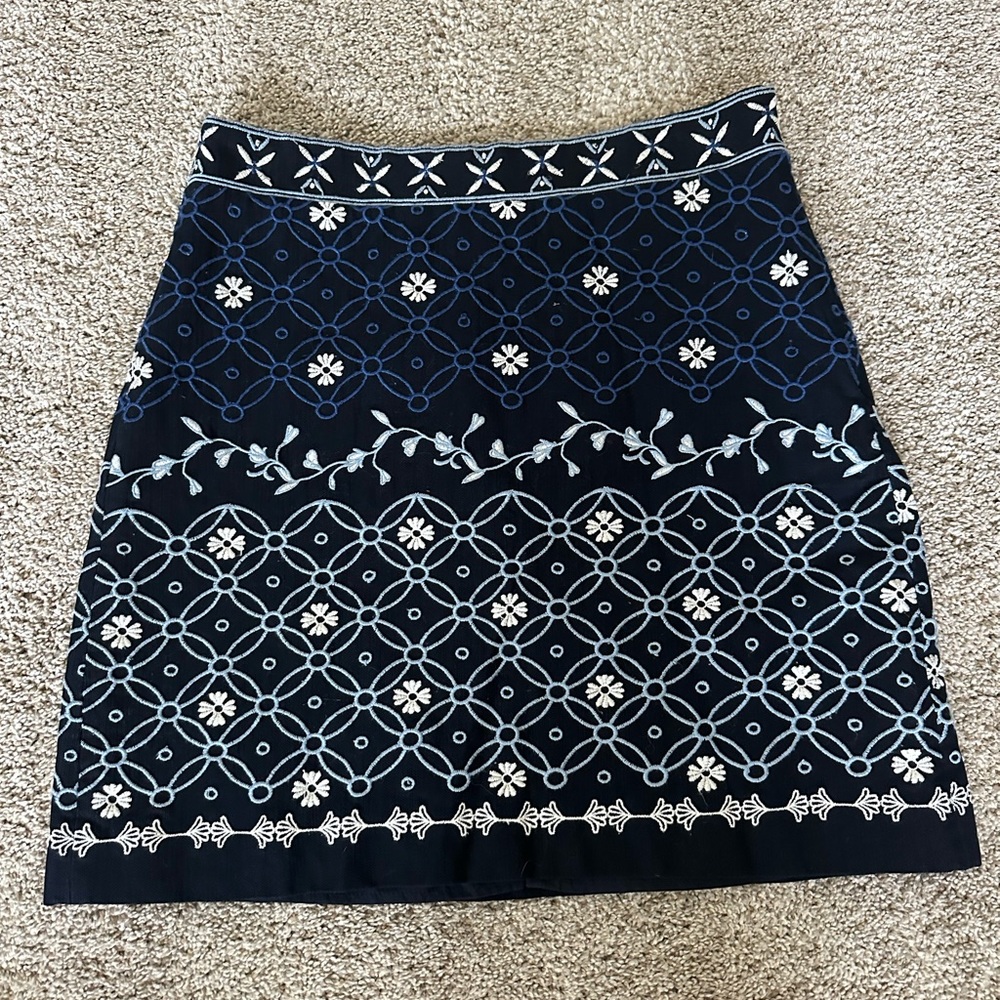 Loft blue and white embroidered skirt size 4 high quality EUC